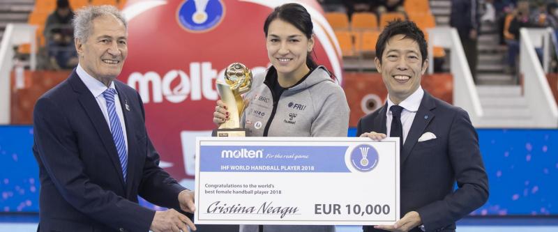 Cristina Neagu a primit trofeul pentru cea mai buna handbalista a lumii